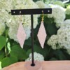 Champagnekleurige oorbellen van satin-silk glaskralen – met verguld zilveren haakje, 7 cm