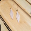 Champagnekleurige oorbellen van satin-silk glaskralen – met verguld zilveren haakje, 7 cm