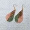 Color Weave – Blush Sage | Kleine brickstitch oorbellen in kleurvlakken met gouden details