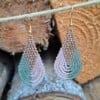 Color Weave – Blush Sage | Kleine brickstitch oorbellen in kleurvlakken met gouden details