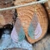 Color Weave – Blush Sage | Kleine brickstitch oorbellen in kleurvlakken met gouden details