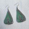 Color Weave – Eucalyptus | Handgemaakte brickstitch oorbellen in zwart, wit en eucalyptusgroen