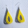 Color Weave – Lemon | Handgemaakte brickstitch oorbellen in zwart, wit en geel
