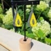 Color Weave – Lemon | Handgemaakte brickstitch oorbellen in zwart, wit en geel