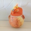 Dik dametje in een zomers oranje/geel jurkje met een prachtige flaphoed,handgemaakt,14 cm,mixed media