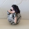 Dikke dame in een zwartwit marimekkojurkje,handgemaakt en uniek,14 cm,deco art
