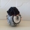 Dikke dame in een zwartwit marimekkojurkje,handgemaakt en uniek,14 cm,deco art