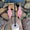 Donker oudroze oorbellen van satin-silk glaskralen – met verguld zilveren haakje, 7 cm
