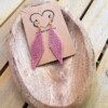 Donker oudroze oorbellen van satin-silk glaskralen – met verguld zilveren haakje, 7 cm