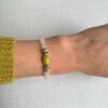 Elastische armband met kralen van rozenkwarts en jade