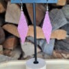 Felroze oorbellen van satin-silk glaskralen – met zilveren haakje, 7 cm