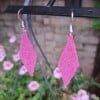 Felroze oorbellen van satin-silk glaskralen – met zilveren haakje, 7 cm