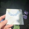 Gehaakte Vergeet-mij-nietjes Ketting – Handgeverfde Bloemen, Goudkleurig & Hypoallergeen