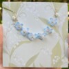Gehaakte Vergeet-mij-nietjes Ketting – Handgeverfde Bloemen, Goudkleurig & Hypoallergeen