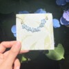 Gehaakte Vergeet-mij-nietjes Ketting – Handgeverfde Bloemen, Goudkleurig & Hypoallergeen