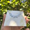 Gehaakte Vergeet-mij-nietjes Ketting – Handgeverfde Bloemen, Goudkleurig & Hypoallergeen