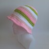 Gehaakte bucket hat 'Wit, roze en groen'