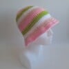 Gehaakte bucket hat 'Wit, roze en groen'