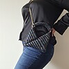 Gehaakte crossbody tas 'Zwart metallic regenboog'