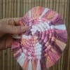 Gekleurde macramé onderzetter