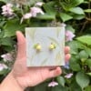 Gele Lelietje-van-dalen Oorbellen – Microgehaakt met groene blaadjes