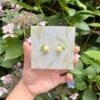 Gele Lelietje-van-dalen Oorbellen – Microgehaakt met groene blaadjes