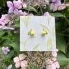 Gele Lelietje-van-dalen Oorbellen – Microgehaakt met groene blaadjes