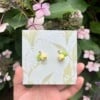 Gele Lelietje-van-dalen Oorbellen – Microgehaakt met groene blaadjes