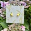 Gele Lelietje-van-dalen Oorbellen – Microgehaakt met groene blaadjes
