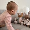 Herinneringsbeer van eerste babykleertjes