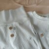 Herinneringshaasje van eerste babykleding