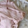 Herinneringshaasje van eerste babykleding