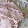 Herinneringshaasje van eerste babykleding