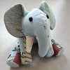 Herinneringsolifant van eerste babykleertjes