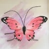 Ingelijste Micro Gehaakte Vlinder – Roze – Handgemaakte Textielkunst op Aquarel Achtergrond