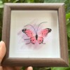 Ingelijste Micro Gehaakte Vlinder – Roze – Handgemaakte Textielkunst op Aquarel Achtergrond