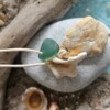 Ketting 017 met gefossiliseerde schelp en zeeglas
