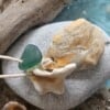 Ketting 017 met gefossiliseerde schelp en zeeglas