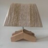 Lampje met apart design zelfgemaakt voetje van resthout.
