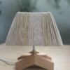 Lampje met apart design zelfgemaakt voetje van resthout.