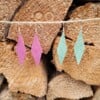 Lichtgroene oorbellen van satin-silk glaskralen – met zilveren haakje, 7 cm