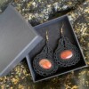 Macramé oorbellen met rood jaspis