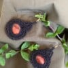 Macramé oorbellen met rood jaspis