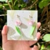 Micro Gehaakte Tulp Oorbellen – Met Blaadje