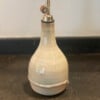 Olijfoliefles van keramiek. handgemaakt, en elke fles is anders