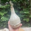 Olijfoliefles van keramiek. handgemaakt, en elke fles is anders