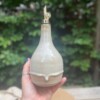 Olijfoliefles van keramiek. handgemaakt, en elke fles is anders