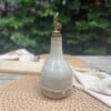 Olijfoliefles van keramiek. handgemaakt, en elke fles is anders