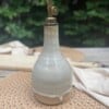 Olijfoliefles van keramiek. handgemaakt, en elke fles is anders