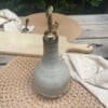 Olijfoliefles van keramiek. handgemaakt, en elke fles is anders